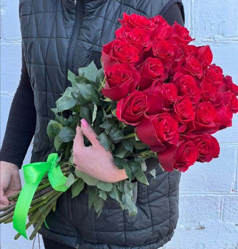 "Севилья"- букет из красных роз с доставкой по городу в Севастополь